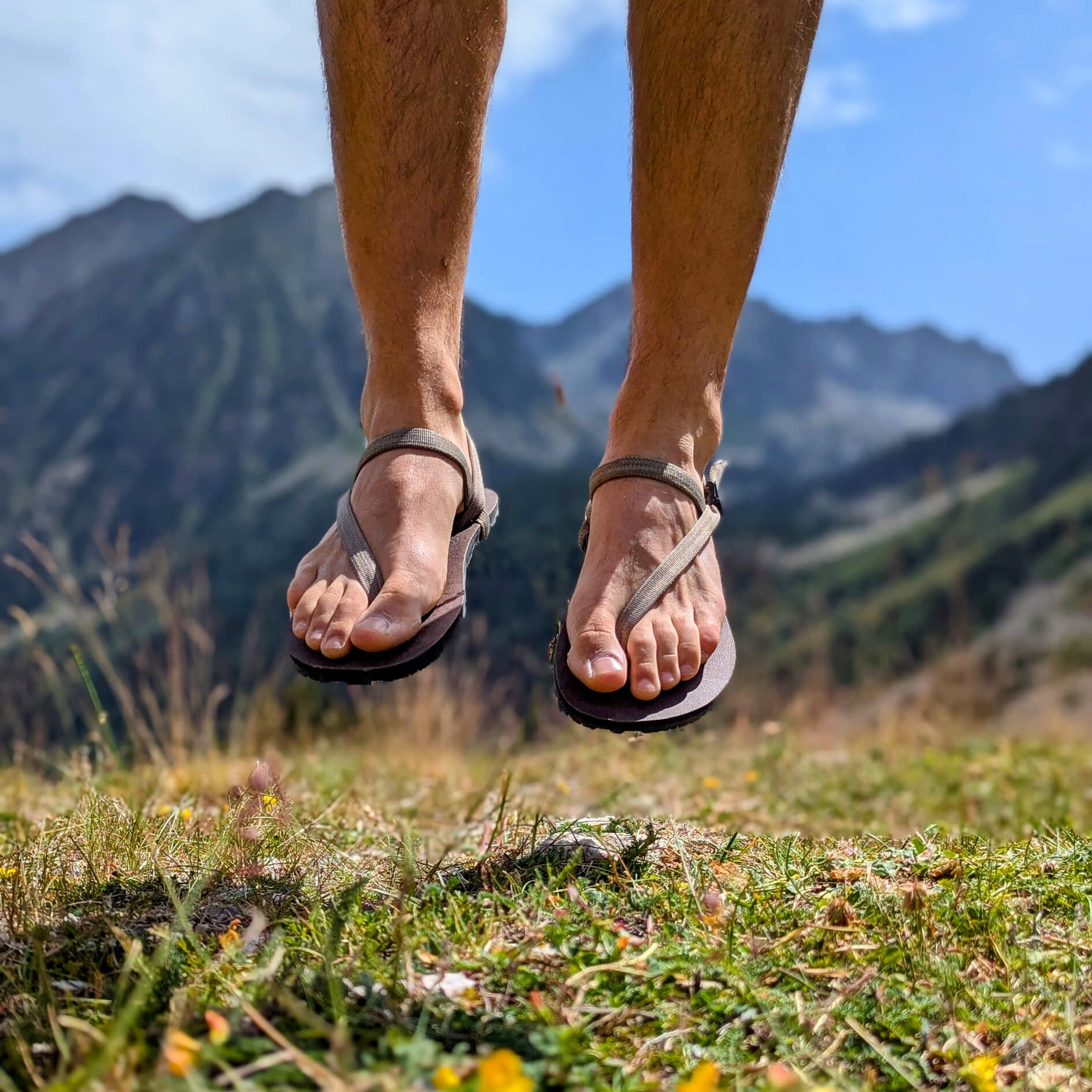 Man jumping with barefoot sandals out in nature - zuzu barefoot 
