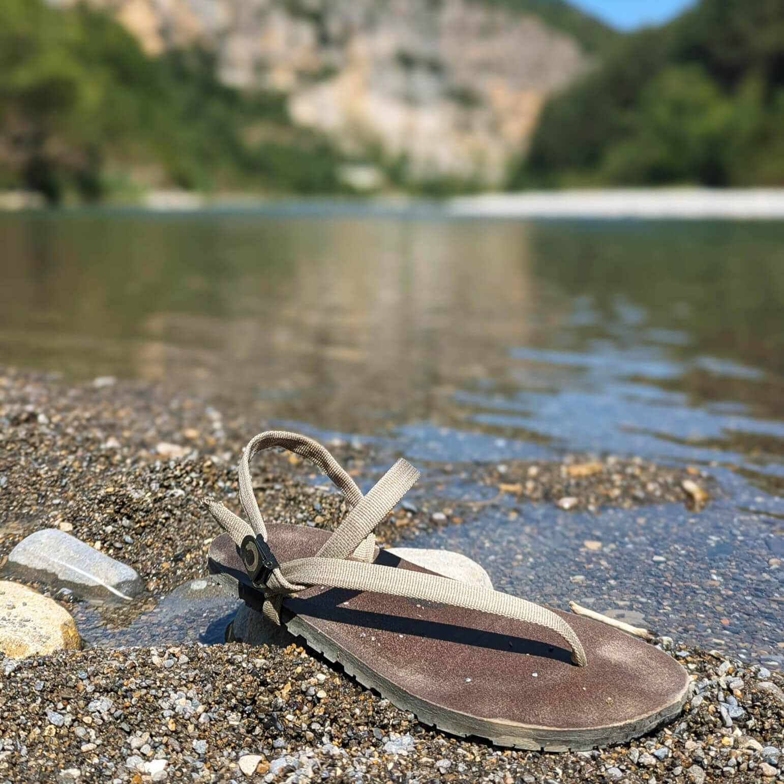 Zuzu_Groove_-_Desert_sand_straps_by_the_river_bed